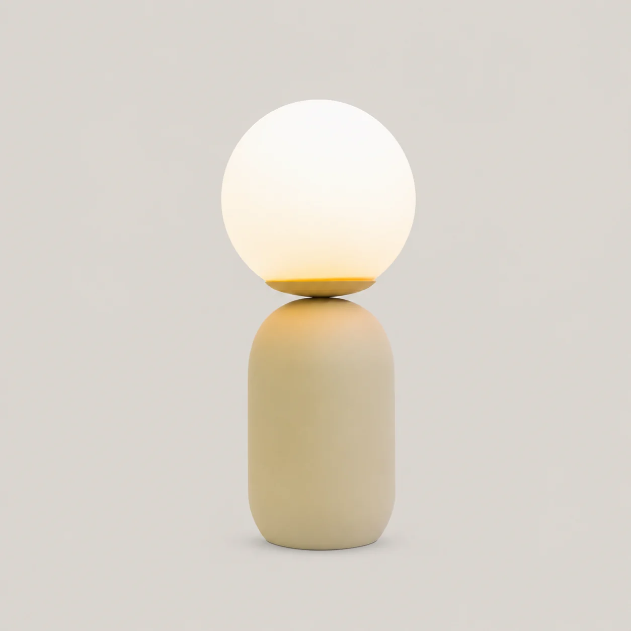 Abajur Cuica Bege sobre fundo cinza-pedra, ajustado para destacar o contorno do globo