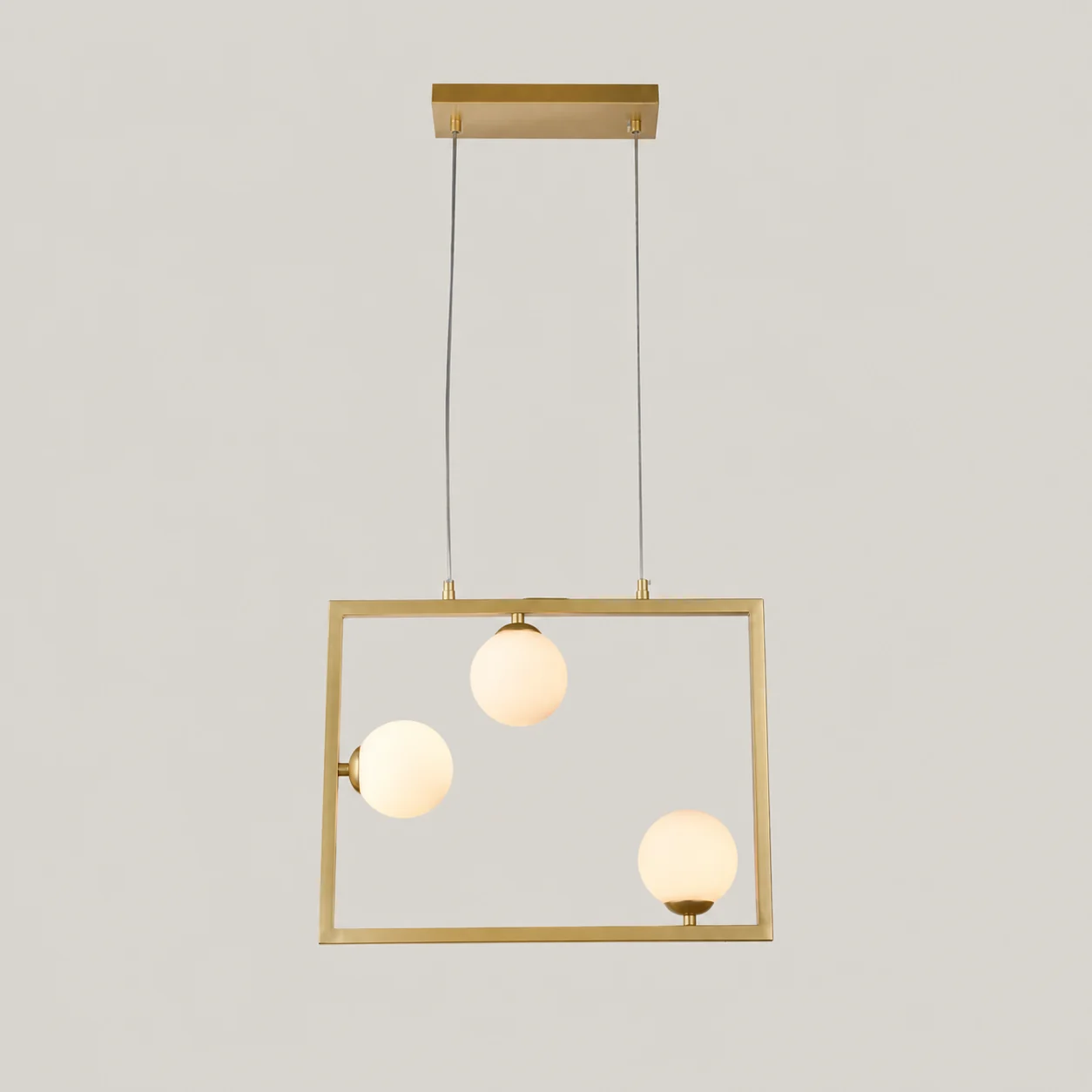 Pendente Balanço Dourado e Branco sobre fundo cinza-pedra, ajustado para destacar o contorno dos globos