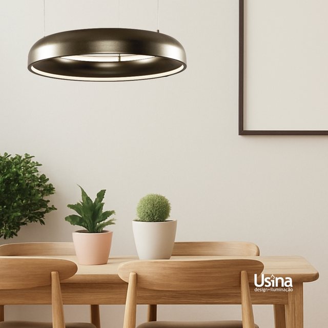 Pendente da família Alla, da Usina Design, sobre uma mesa de jantar.