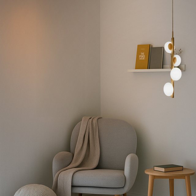 Pendente vertical Aivi de quatro luzes, da Usina Design, em um canto de leitura.